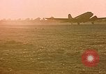 Image aéronefs C 47s Chartres France, 1945, de la seconde 16 séquences d'archives historiques vidéo 65675051883