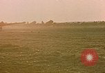 Image aéronefs C 47s Chartres France, 1945, de la seconde 19 séquences d'archives historiques vidéo 65675051883