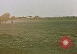 Image aéronefs C 47s Chartres France, 1945, de la seconde 20 séquences d'archives historiques vidéo 65675051883