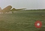 Image aéronefs C 47s Chartres France, 1945, de la seconde 21 séquences d'archives historiques vidéo 65675051883