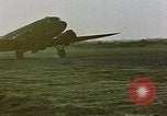 Image aéronefs C 47s Chartres France, 1945, de la seconde 22 séquences d'archives historiques vidéo 65675051883