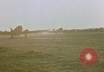 Image aéronefs C 47s Chartres France, 1945, de la seconde 28 séquences d'archives historiques vidéo 65675051883