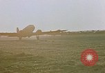 Image aéronefs C 47s Chartres France, 1945, de la seconde 29 séquences d'archives historiques vidéo 65675051883