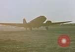 Image aéronefs C 47s Chartres France, 1945, de la seconde 30 séquences d'archives historiques vidéo 65675051883