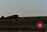 Image aéronefs C 47s Chartres France, 1945, de la seconde 36 séquences d'archives historiques vidéo 65675051883