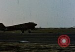 Image aéronefs C 47s Chartres France, 1945, de la seconde 37 séquences d'archives historiques vidéo 65675051883