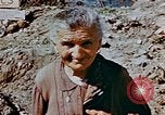 Image L'Italien civils dans la ville bombardée Italie, 1944, de la seconde 23 séquences d'archives historiques vidéo 65675051902