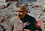 Image L'Italien civils dans la ville bombardée Italie, 1944, de la seconde 24 séquences d'archives historiques vidéo 65675051902