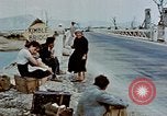 Image L'Italien civils dans la ville bombardée Italie, 1944, de la seconde 36 séquences d'archives historiques vidéo 65675051902