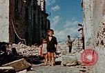 Image L'Italien civils dans la ville bombardée Italie, 1944, de la seconde 53 séquences d'archives historiques vidéo 65675051902
