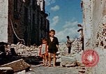 Image L'Italien civils dans la ville bombardée Italie, 1944, de la seconde 54 séquences d'archives historiques vidéo 65675051902