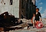 Image L'Italien civils dans la ville bombardée Italie, 1944, de la seconde 55 séquences d'archives historiques vidéo 65675051902