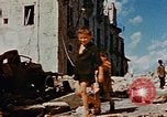 Image L'Italien civils dans la ville bombardée Italie, 1944, de la seconde 56 séquences d'archives historiques vidéo 65675051902