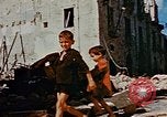 Image L'Italien civils dans la ville bombardée Italie, 1944, de la seconde 57 séquences d'archives historiques vidéo 65675051902