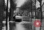 Standbild überflutete Straßen Charenton FRANKREICH, 1930, aus Sekunde 9 historischem Filmmaterial Videoclip 65675052007
