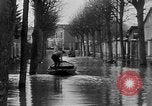 Standbild überflutete Straßen Charenton FRANKREICH, 1930, aus Sekunde 10 historischem Filmmaterial Videoclip 65675052007