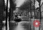 Standbild überflutete Straßen Charenton FRANKREICH, 1930, aus Sekunde 11 historischem Filmmaterial Videoclip 65675052007