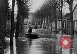 Standbild überflutete Straßen Charenton FRANKREICH, 1930, aus Sekunde 13 historischem Filmmaterial Videoclip 65675052007
