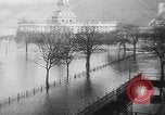 Immagine di Reno allagato strade di Coblenza Koblenz Germania, 1930, secondo 17 filmato di repertorio 65675052008
