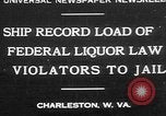 Image Interdiction les contrevenants Charleston West Virginia USA, 1930, de la seconde 1 séquences d'archives historiques vidéo 65675052015