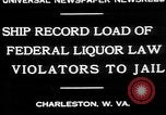Image Interdiction les contrevenants Charleston West Virginia USA, 1930, de la seconde 8 séquences d'archives historiques vidéo 65675052015