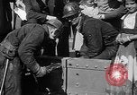 Standbild Goldene niet Abschluss der Golden Gate Bridge San Francisco California USA, 1937, aus Sekunde 32 historischem Filmmaterial Videoclip 65675052024