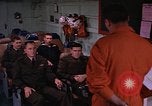 Immagine di Briefing officer Mare Mediterraneo, 1966, secondo 19 filmato di repertorio 65675052126