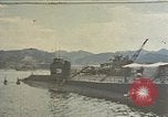 Standbild amerikanische Matrosen untersuchen japanische U-Boote Yokosuka Yokosuka Japan Hafen, 1945, aus Sekunde 1 historischem Filmmaterial Videoclip 65675052130