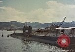 Standbild amerikanische Matrosen untersuchen japanische U-Boote Yokosuka Yokosuka Japan Hafen, 1945, aus Sekunde 3 historischem Filmmaterial Videoclip 65675052130