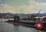 Standbild amerikanische Matrosen untersuchen japanische U-Boote Yokosuka Yokosuka Japan Hafen, 1945, aus Sekunde 4 historischem Filmmaterial Videoclip 65675052130