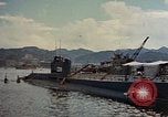 Standbild amerikanische Matrosen untersuchen japanische U-Boote Yokosuka Yokosuka Japan Hafen, 1945, aus Sekunde 5 historischem Filmmaterial Videoclip 65675052130