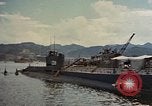 Standbild amerikanische Matrosen untersuchen japanische U-Boote Yokosuka Yokosuka Japan Hafen, 1945, aus Sekunde 6 historischem Filmmaterial Videoclip 65675052130
