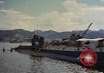 Standbild amerikanische Matrosen untersuchen japanische U-Boote Yokosuka Yokosuka Japan Hafen, 1945, aus Sekunde 7 historischem Filmmaterial Videoclip 65675052130