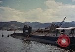 Standbild amerikanische Matrosen untersuchen japanische U-Boote Yokosuka Yokosuka Japan Hafen, 1945, aus Sekunde 8 historischem Filmmaterial Videoclip 65675052130