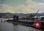 Standbild amerikanische Matrosen untersuchen japanische U-Boote Yokosuka Yokosuka Japan Hafen, 1945, aus Sekunde 9 historischem Filmmaterial Videoclip 65675052130