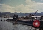 Standbild amerikanische Matrosen untersuchen japanische U-Boote Yokosuka Yokosuka Japan Hafen, 1945, aus Sekunde 10 historischem Filmmaterial Videoclip 65675052130