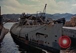 Standbild amerikanische Matrosen untersuchen japanische U-Boote Yokosuka Yokosuka Japan Hafen, 1945, aus Sekunde 11 historischem Filmmaterial Videoclip 65675052130