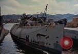 Standbild amerikanische Matrosen untersuchen japanische U-Boote Yokosuka Yokosuka Japan Hafen, 1945, aus Sekunde 12 historischem Filmmaterial Videoclip 65675052130