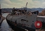 Standbild amerikanische Matrosen untersuchen japanische U-Boote Yokosuka Yokosuka Japan Hafen, 1945, aus Sekunde 13 historischem Filmmaterial Videoclip 65675052130