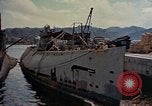 Standbild amerikanische Matrosen untersuchen japanische U-Boote Yokosuka Yokosuka Japan Hafen, 1945, aus Sekunde 14 historischem Filmmaterial Videoclip 65675052130