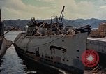 Standbild amerikanische Matrosen untersuchen japanische U-Boote Yokosuka Yokosuka Japan Hafen, 1945, aus Sekunde 15 historischem Filmmaterial Videoclip 65675052130