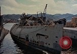 Standbild amerikanische Matrosen untersuchen japanische U-Boote Yokosuka Yokosuka Japan Hafen, 1945, aus Sekunde 16 historischem Filmmaterial Videoclip 65675052130