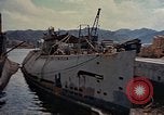 Standbild amerikanische Matrosen untersuchen japanische U-Boote Yokosuka Yokosuka Japan Hafen, 1945, aus Sekunde 18 historischem Filmmaterial Videoclip 65675052130