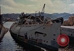 Standbild amerikanische Matrosen untersuchen japanische U-Boote Yokosuka Yokosuka Japan Hafen, 1945, aus Sekunde 19 historischem Filmmaterial Videoclip 65675052130