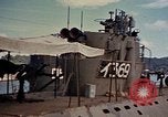 Standbild amerikanische Matrosen untersuchen japanische U-Boote Yokosuka Yokosuka Japan Hafen, 1945, aus Sekunde 21 historischem Filmmaterial Videoclip 65675052130
