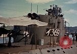 Standbild amerikanische Matrosen untersuchen japanische U-Boote Yokosuka Yokosuka Japan Hafen, 1945, aus Sekunde 23 historischem Filmmaterial Videoclip 65675052130