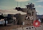 Standbild amerikanische Matrosen untersuchen japanische U-Boote Yokosuka Yokosuka Japan Hafen, 1945, aus Sekunde 24 historischem Filmmaterial Videoclip 65675052130