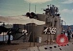 Standbild amerikanische Matrosen untersuchen japanische U-Boote Yokosuka Yokosuka Japan Hafen, 1945, aus Sekunde 26 historischem Filmmaterial Videoclip 65675052130
