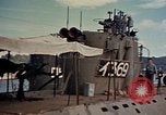 Standbild amerikanische Matrosen untersuchen japanische U-Boote Yokosuka Yokosuka Japan Hafen, 1945, aus Sekunde 27 historischem Filmmaterial Videoclip 65675052130