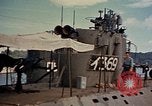 Standbild amerikanische Matrosen untersuchen japanische U-Boote Yokosuka Yokosuka Japan Hafen, 1945, aus Sekunde 29 historischem Filmmaterial Videoclip 65675052130